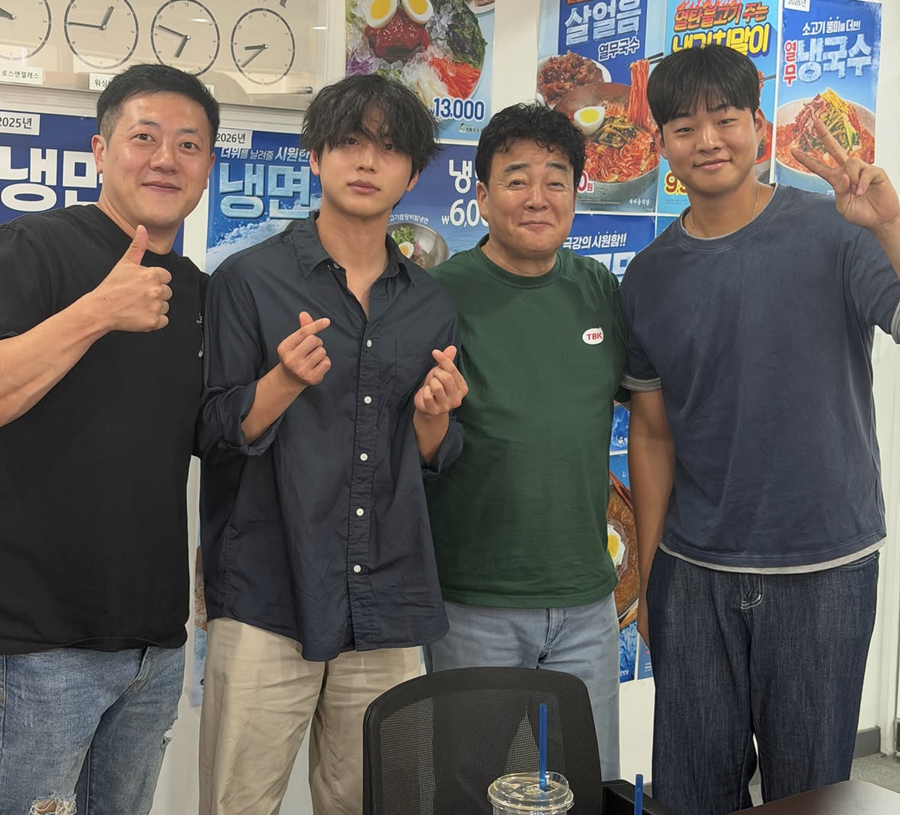 한동안 뜸했던 백종원, 미소로 공개한 근황…'레미제라블' 제자들 만났다
