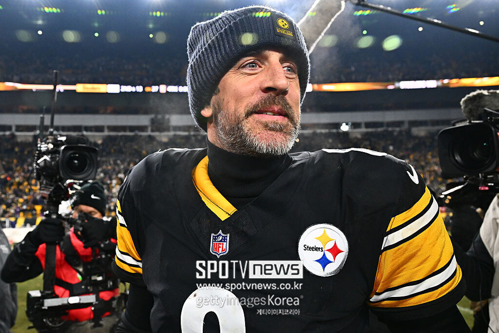 ▲ NFL 스타 쿼터백 애런 로저스(사진)가 전 약혼녀인 할리우드 배우 셰일린 우들리(위 사진)와 결별한 지 수년이 지나 둘 사이의 은밀한 사생활을 공개해 화제다.