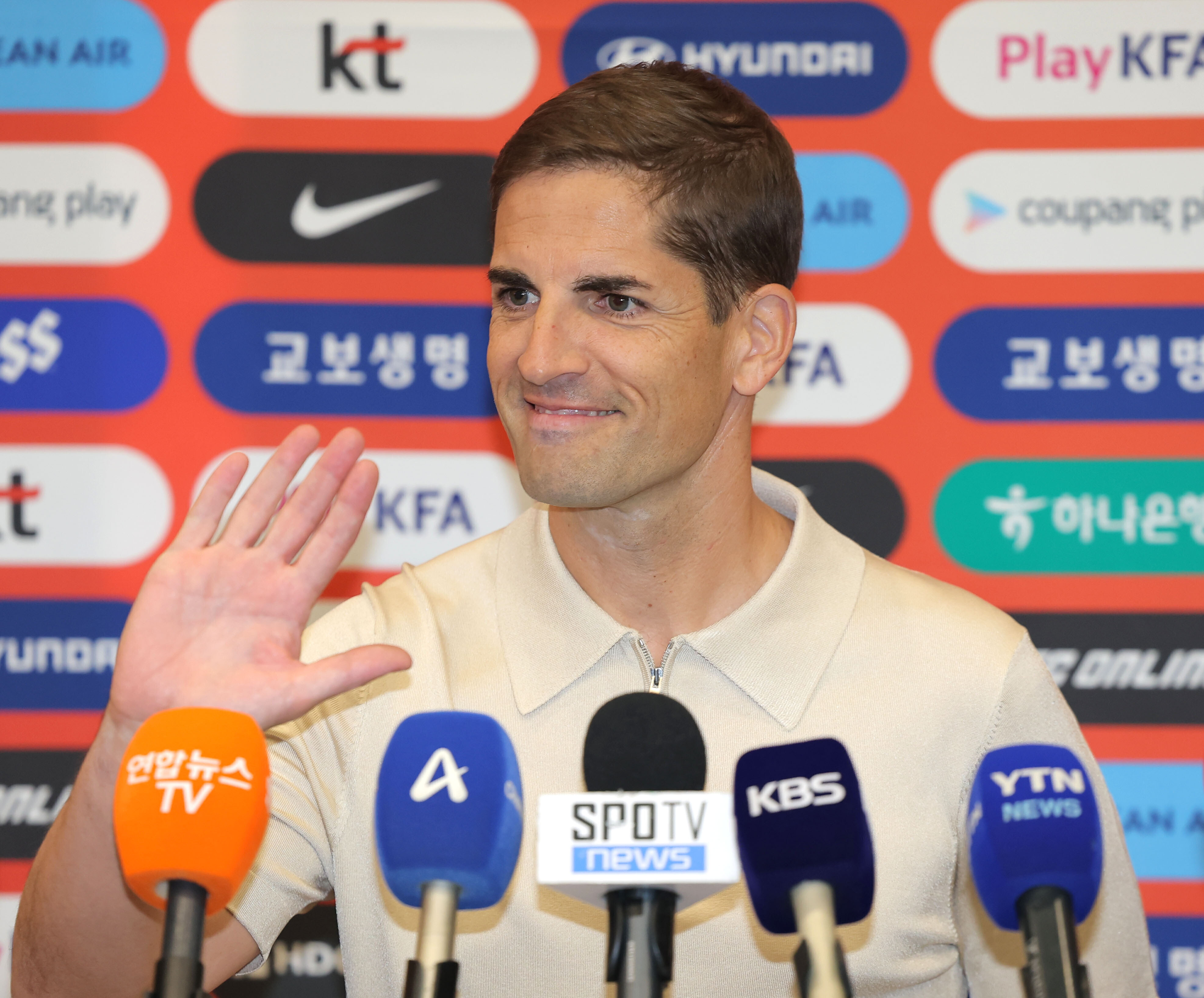 [SPO 현장] 홍명보호 실패 알고 있다 "한국 축구 더 자랑스럽게 만들 것"...모레노 임시감독 입국, 6경기에 모든 것 건다