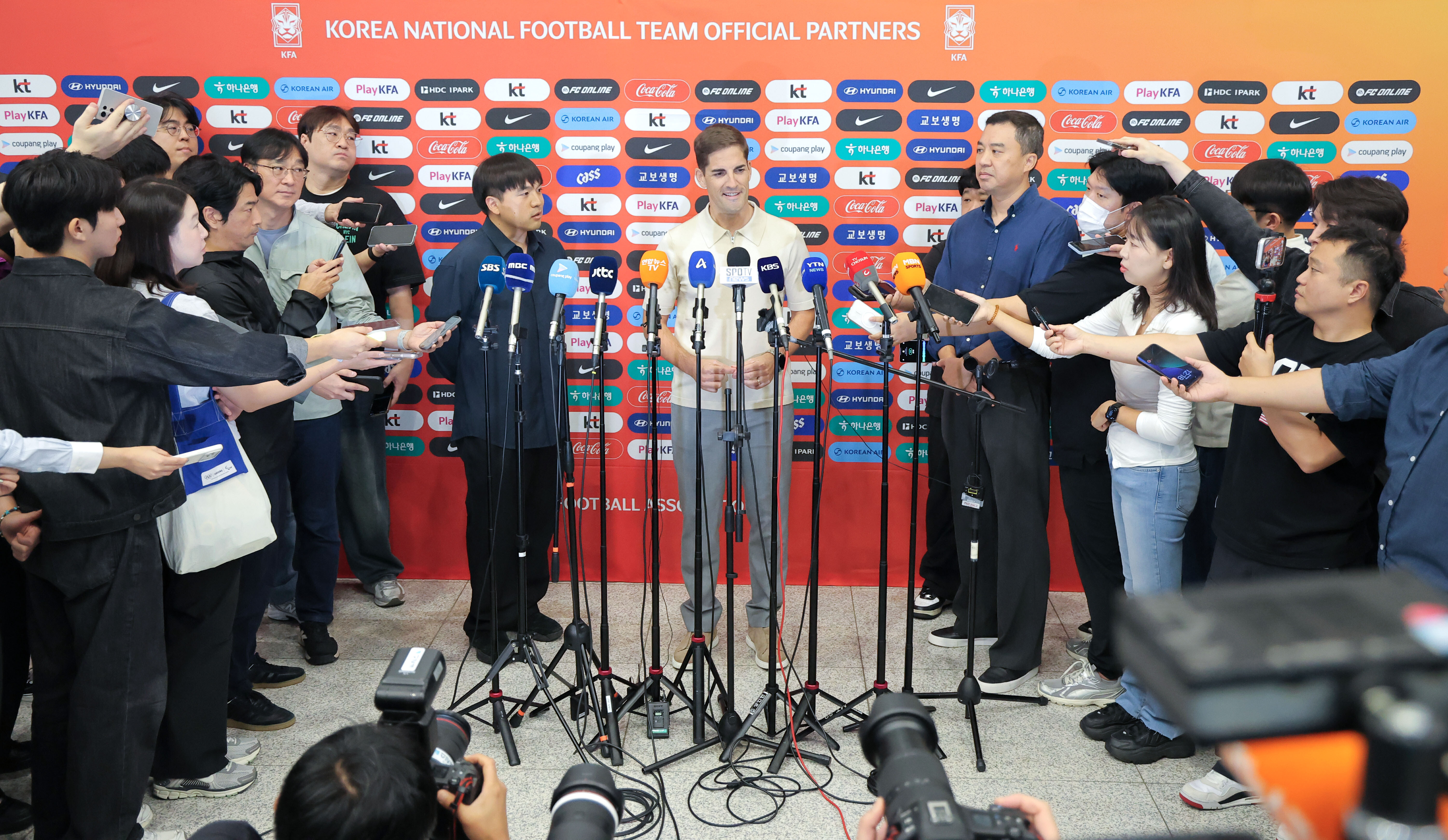 ▲ 축구 국가대표팀 '임시 사령탑'으로 선임된 로베르트&nbsp;모레노&nbsp;감독이 13일 인천국제공항 제1여객터미널을 통해 입국해 취재진 질문에 답변하고 있다.&nbsp;ⓒ연합뉴스