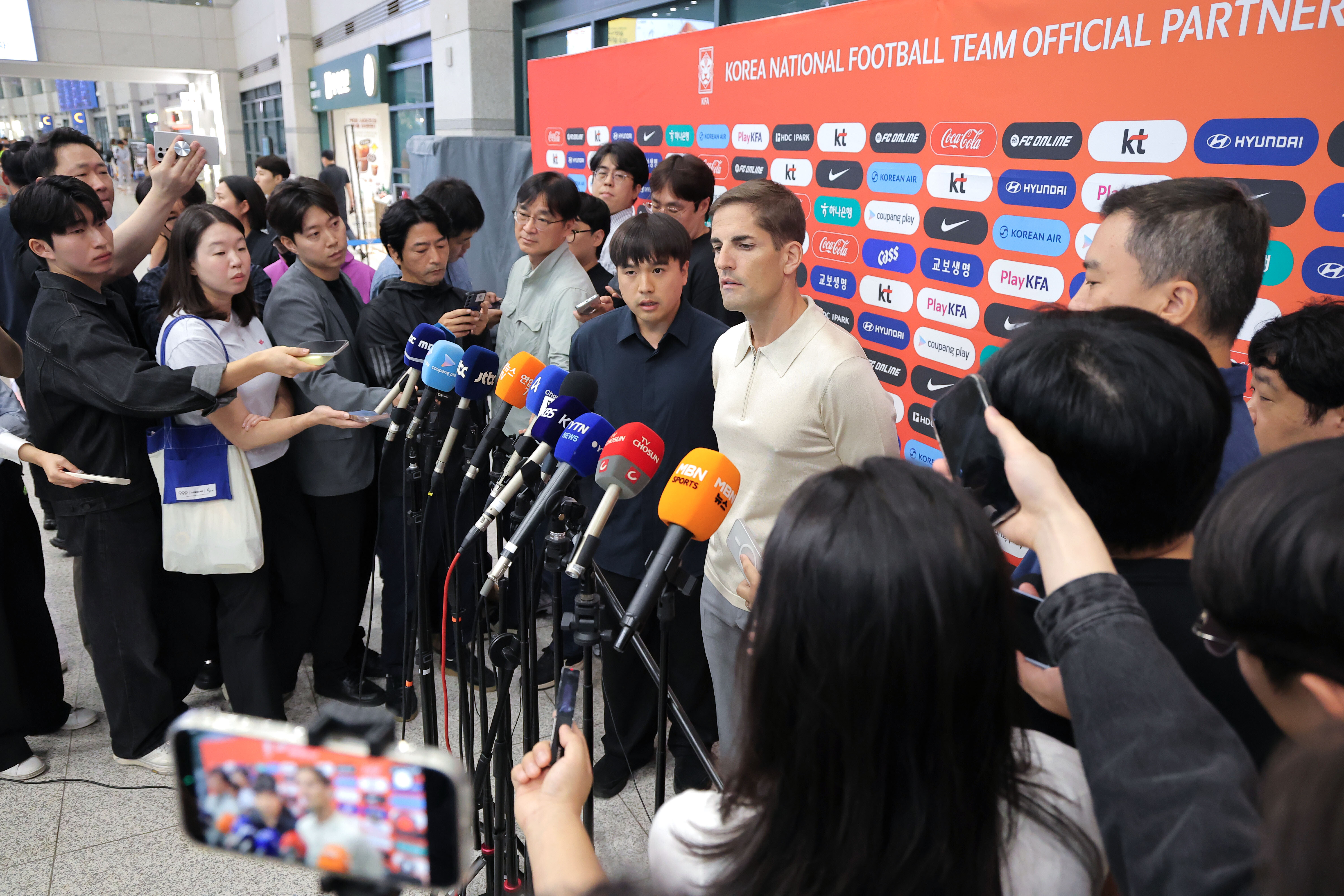 ▲ 축구 국가대표팀 '임시 사령탑'으로 선임된 로베르트&nbsp;모레노&nbsp;감독이 13일 인천국제공항 제1여객터미널을 통해 입국해 취재진 질문에 답변하고 있다.ⓒ연합뉴스