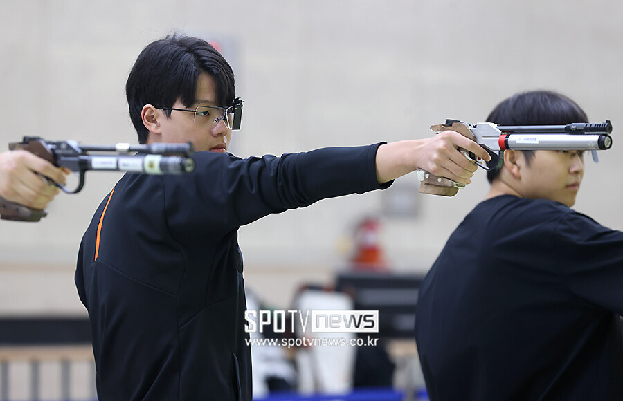 [포토S] '예리한 눈빛으로'