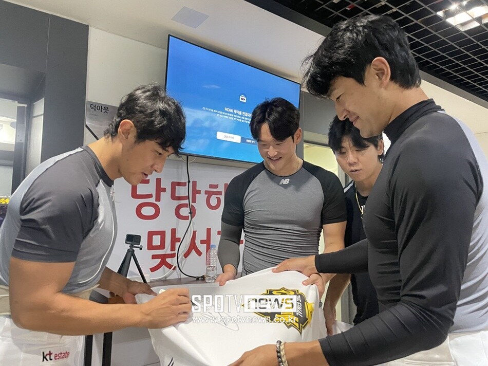 고영표+배제성, 황재균 사인받으려 줄 섰다…전준우+김원중, 끝까지 황재균 배웅 '의리'
