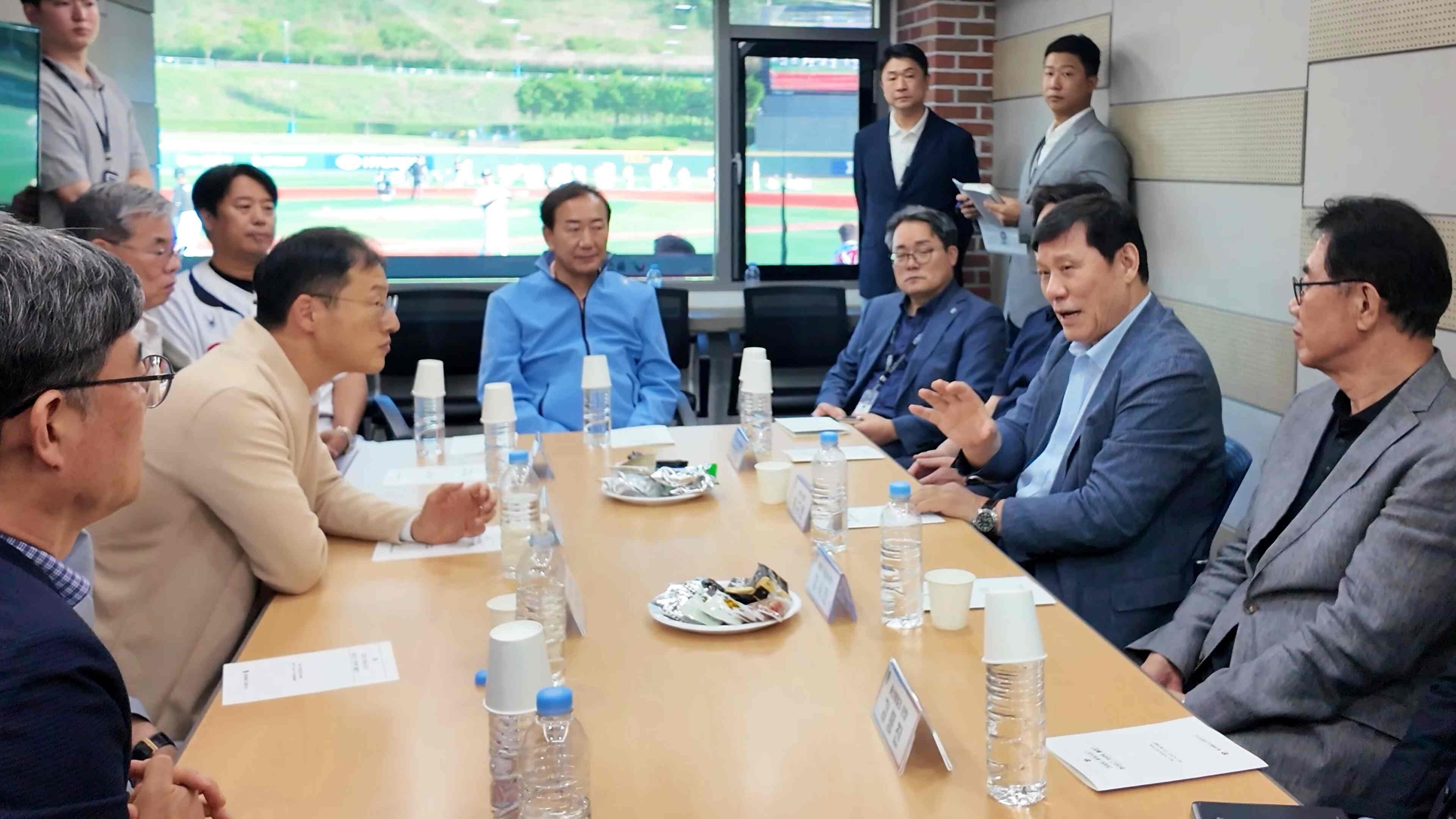 허구연 총재-김상욱 시장 만났다…울산웨일즈 향후 발전 방안 논의