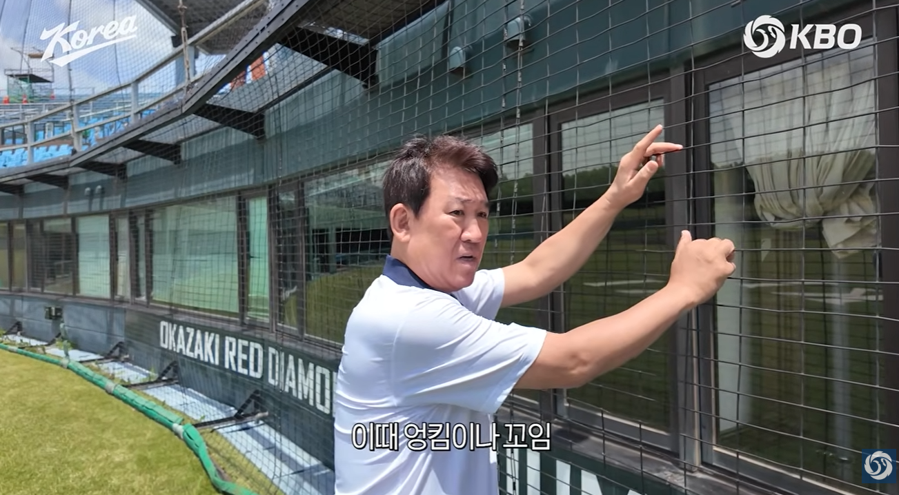 ▲ 부상이 일어날 만한 곳을 점검하는 조계현 전력강화위원장.&nbsp;ⓒ 유튜브 영상 캡처