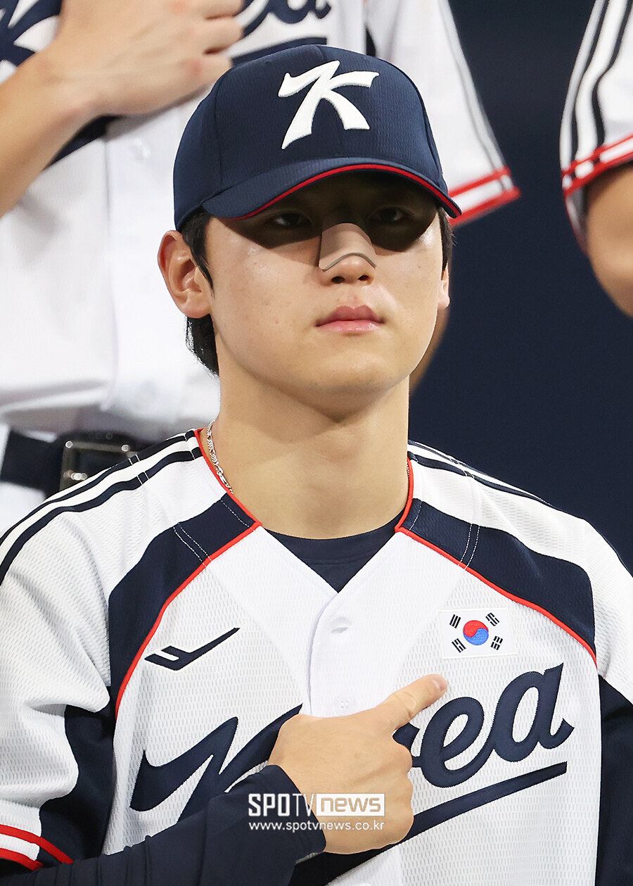 [포토S] '코뼈 골절' 김도영, '태극마크 가리키며'