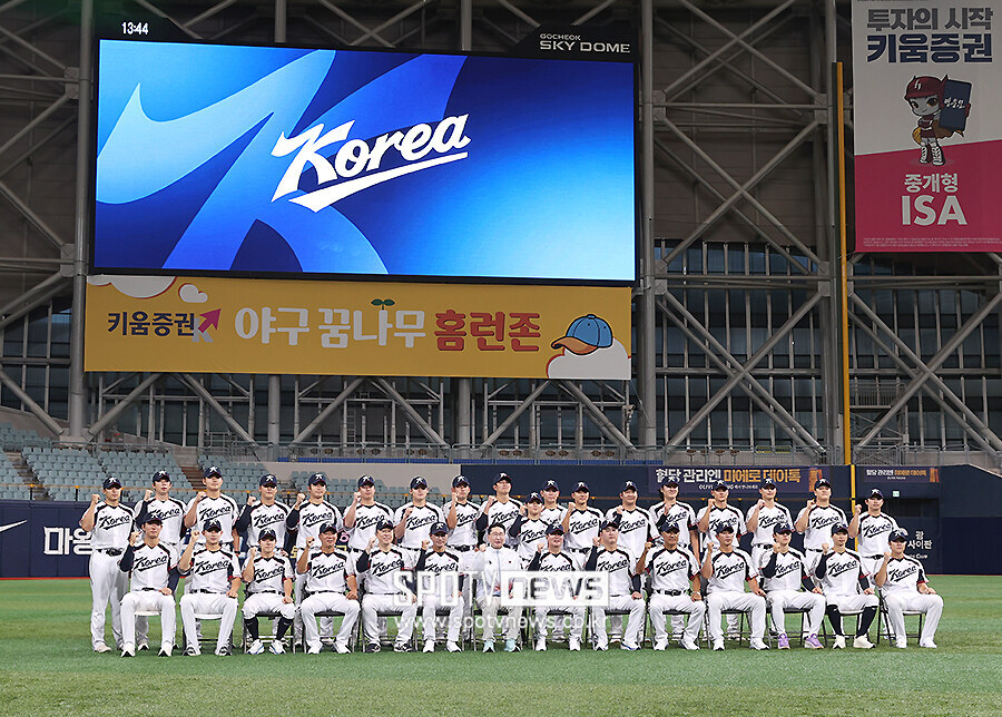 [포토S] 이상현 선수단장, '야구대표팀과 기념 촬영'