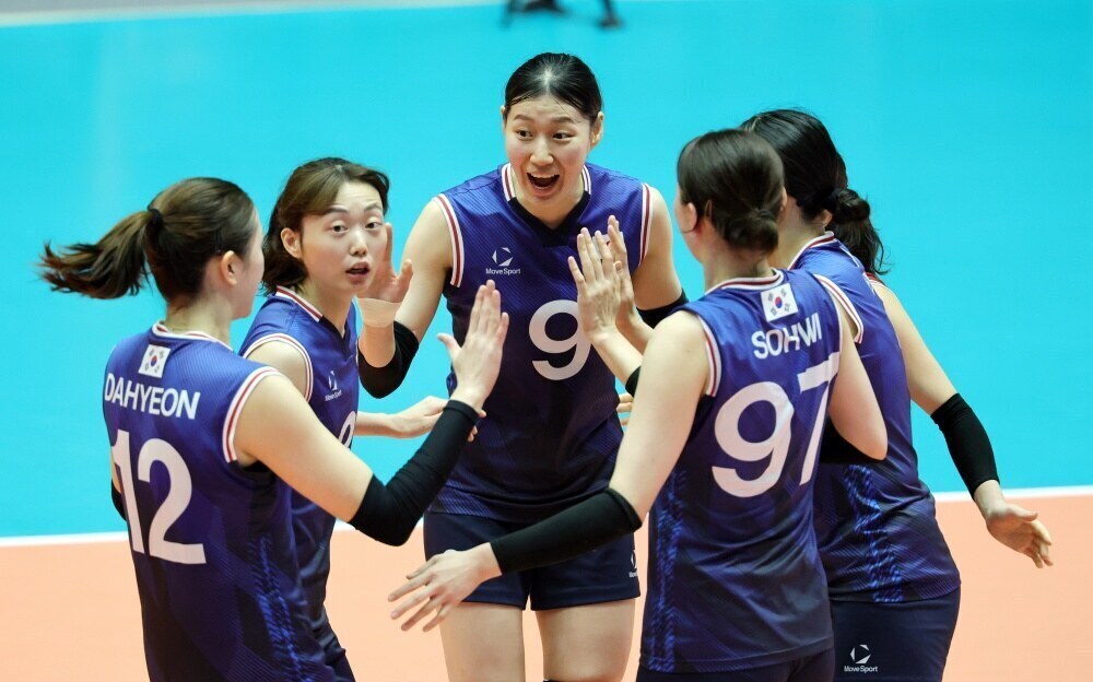 ▲ 차상현 감독이 이끄는 2026 아이치·나고야 아시안게임(AG) 여자 배구 대표팀이 D조 조별리그에서 홍콩을 꺾고 대회 첫 승을 신고했다. ⓒ연합뉴스
