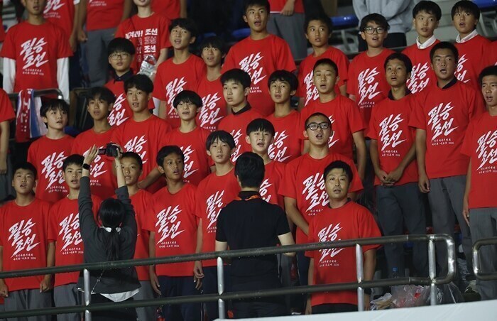 ▲ 16일 일본 아이치현 가리야 스타디움에서 열린 2026 아이치·나고야 아시안게임 남자 축구 B조 1차전 북한과 중국의 경기. 관중석에서 아이치현 조선학교 학생 등으로 구성된 응원단이 북한 대표팀을 응원하고 있다.ⓒ연합뉴스