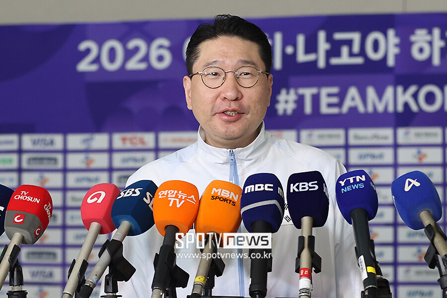 [포토S] 인터뷰 하는 이상현 선수단장