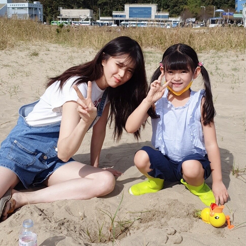 한소희, 미모만큼 빛난 배려…낯가리는 아역 위해 '철푸덕'…"세상 착함"