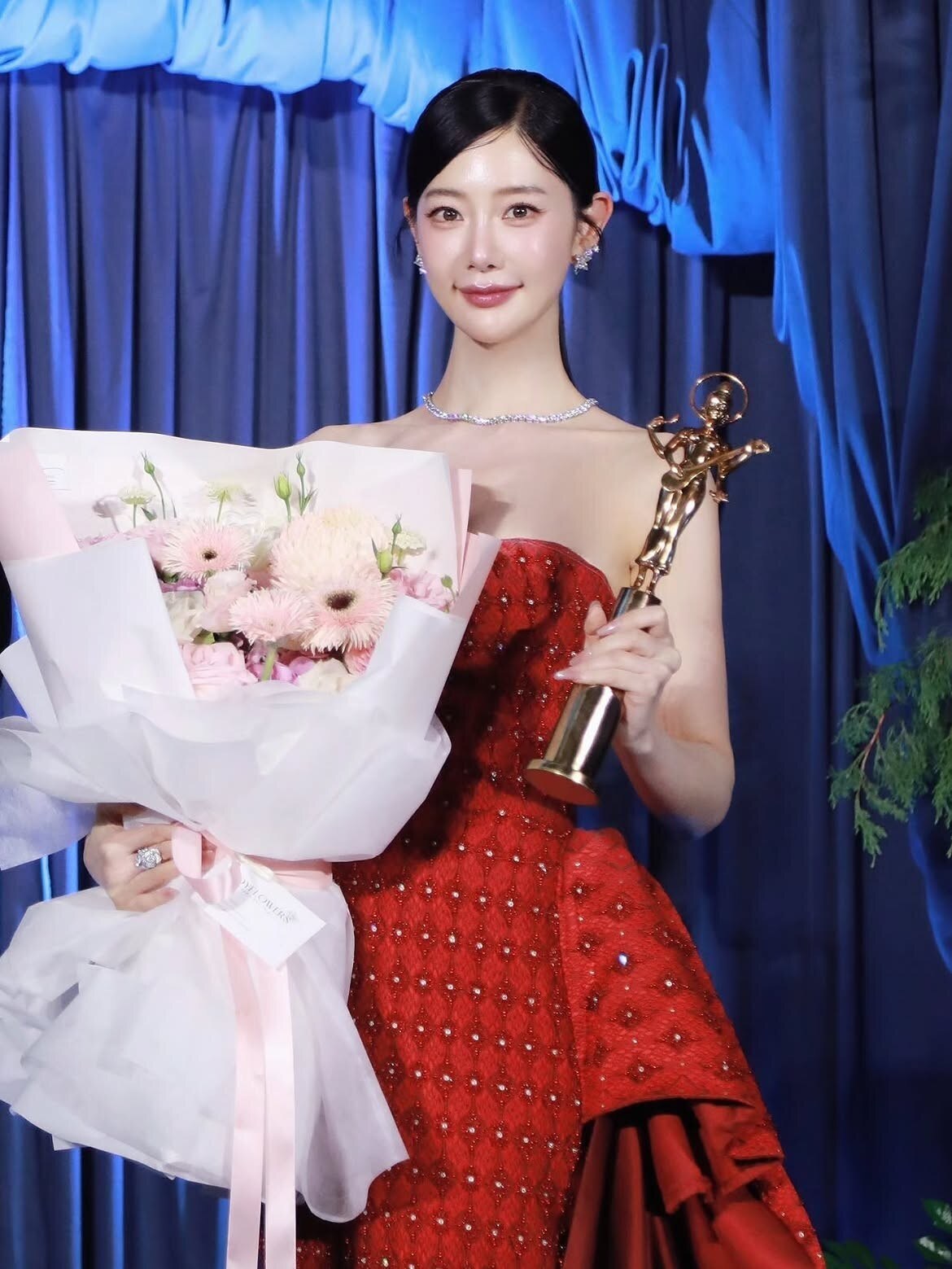 '이혼 후 공식행보' 클라라, 국제영화제 수상까지…'비현실적 자태'