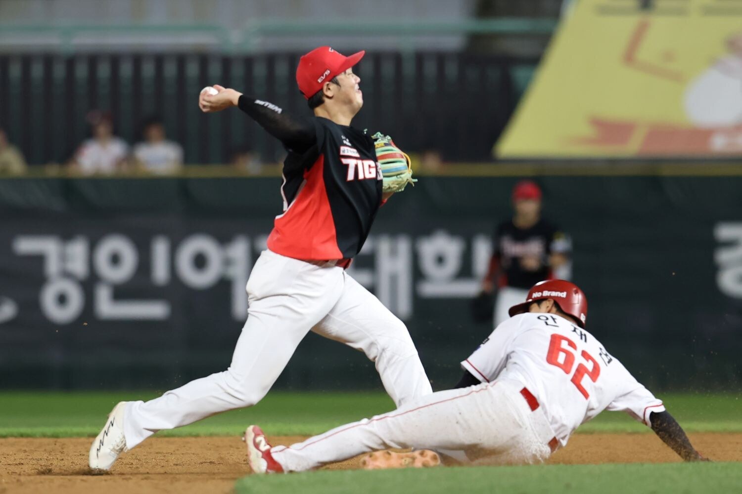 ▲ KIA는 3-3으로 맞선 5회 무사 1,2루에서 김재환의 땅볼 때 런다운 플레이에 실패하며 결국 결승점의 빌미를 제공했다 ⓒKIA타이거즈