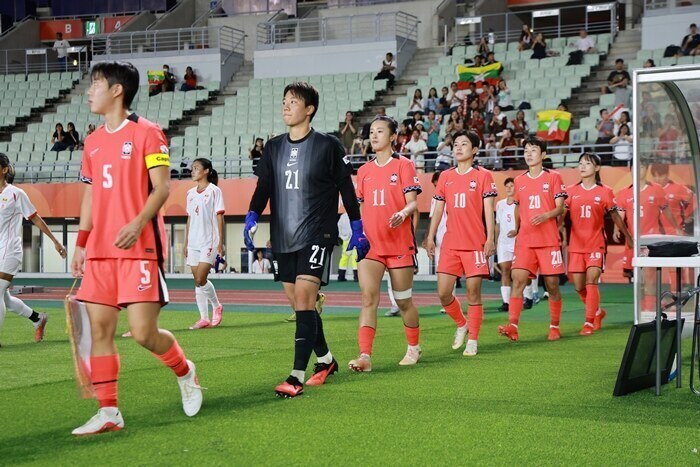 ▲ 14일 일본 오사카 얀마 스타디움 나가이에서 열린 2026 아이치·나고야 아시안게임 여자 축구 조별리그 1차전 대한민국과 미얀마의 경기. 한국 대표팀 선수들이 경기 시작 전 경기장으로 입장하고 있다.