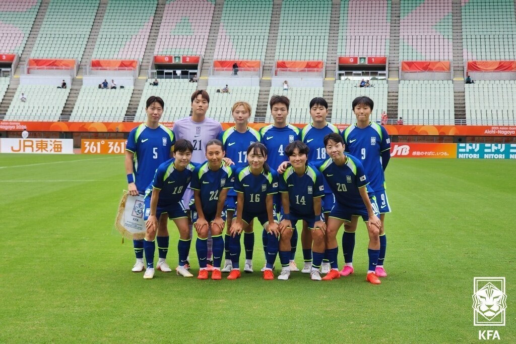 ▲ 17일 일본 오사카 나가이 스타디움에서 열린 2026 아이치·나고야 아시안게임 여자 축구 조별리그 2차전 대한민국과 방글라데시의 경기. 한국 대표팀 선수들이 경기 시작 전 기념 사진을 찍고 있다. ⓒ대한축구협회