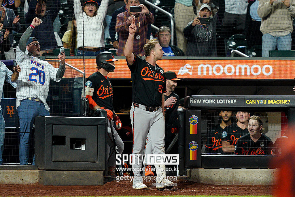 MLB 충격 장면 "이런 광경 처음본다" 선수들 멘붕…상대팀 홈런에 팬들 환호→상대 선수가 커튼콜이라니