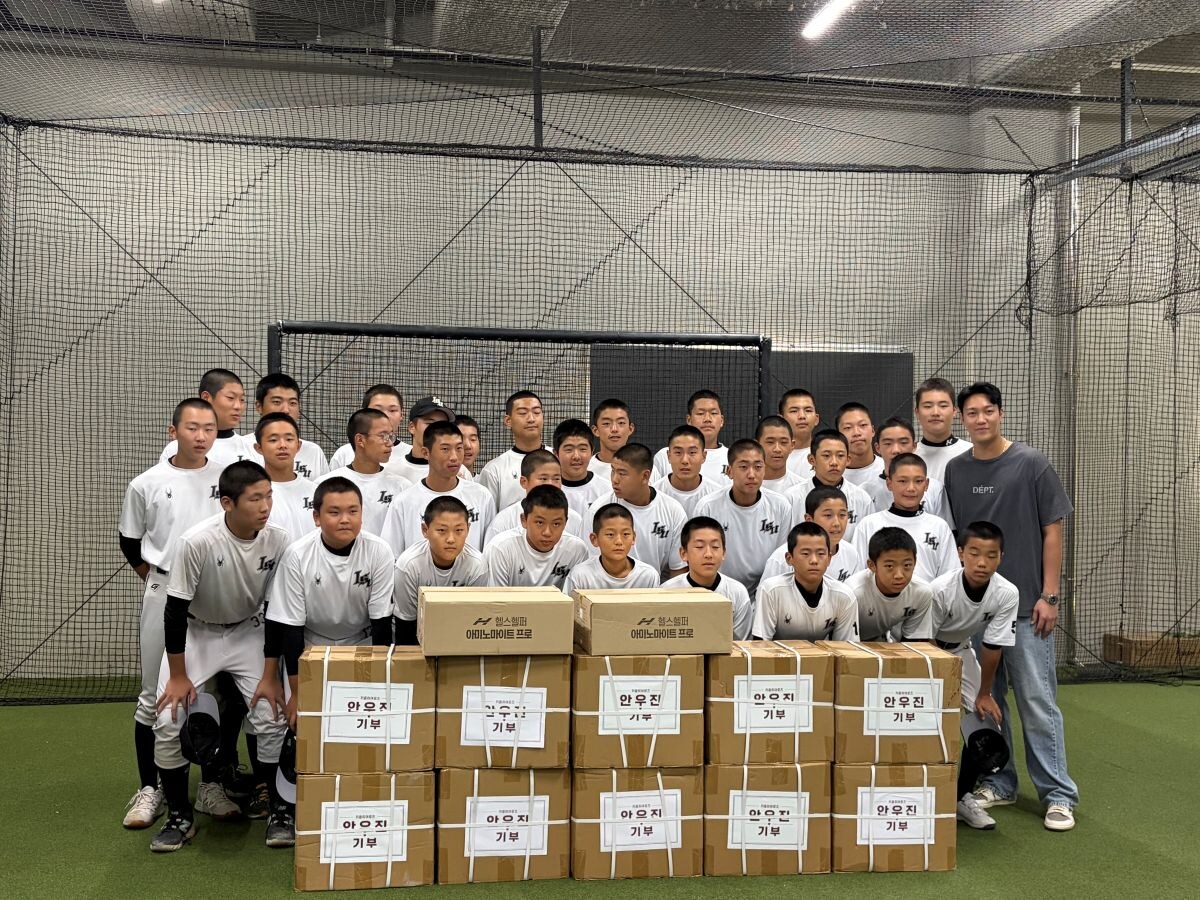 ▲ 9월 초 모교인 강남초, 이수중, 휘문고를 찾아 4000만 원 상당의 용품을 기부한 안우진