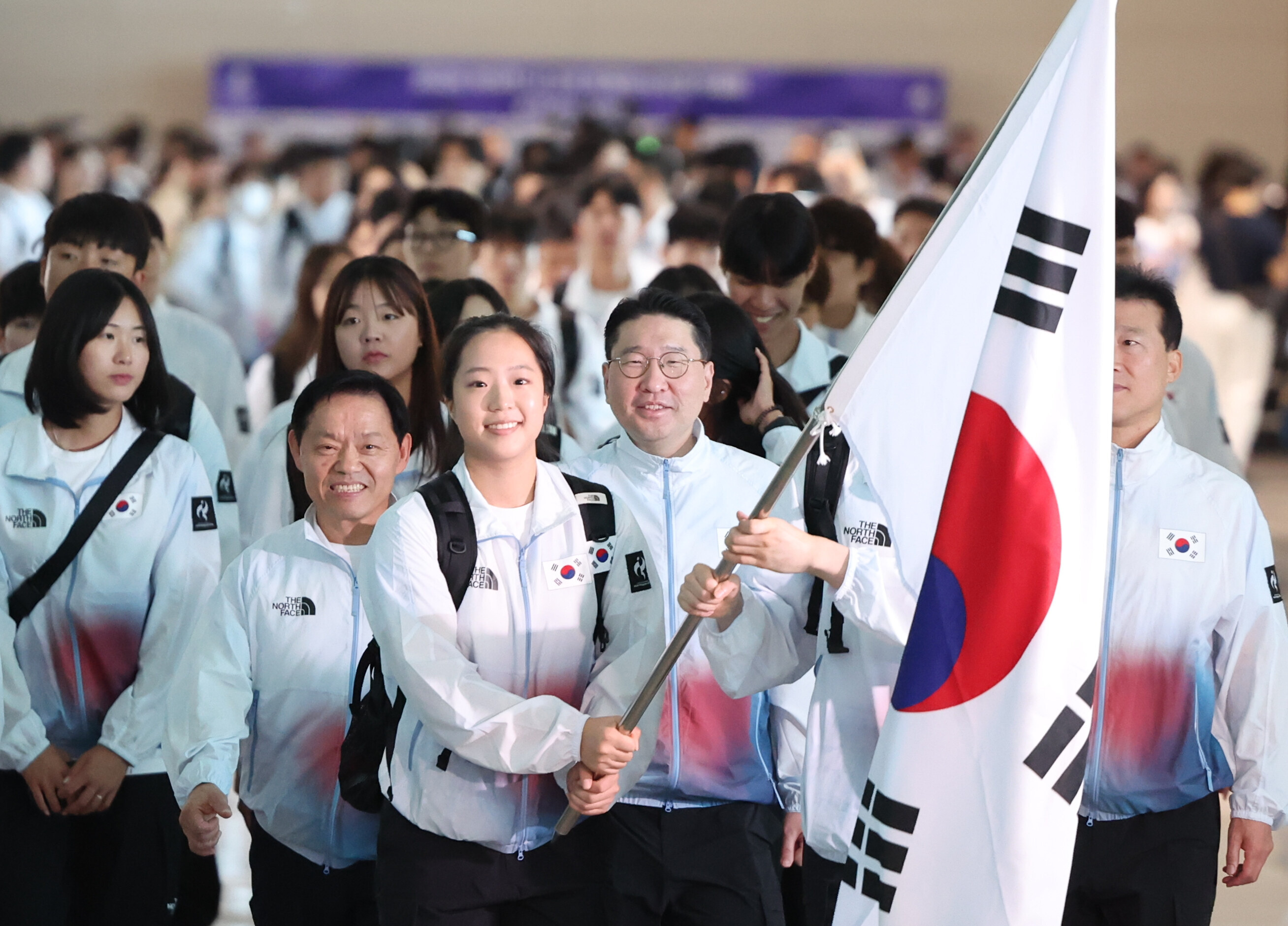 [나고야 NOW] '대한민국을 대표했을 뿐인데' 日 공항서 제지→태극기 들고 이동 금지...韓 선수단 항의에도 결국 '빈손 입국'