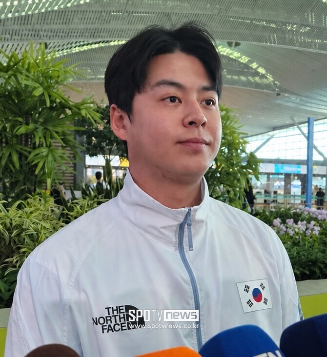 '공정 과정 안 거치나?' 태극기가 거꾸로 새겨졌다니…의도치 않게 논란의 중심에 선 노시환 [나고야 NOW]