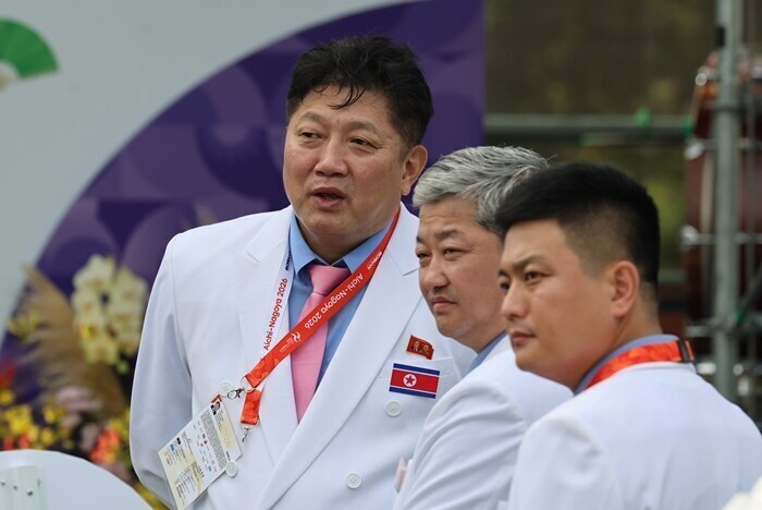 ▲ 2026 아이치·나고야 아시안게임 개막 하루 전인 18일 일본 나고야항 선수단 숙소 인근 광장에서 열린 웰컴 세리머니에서 북한 박천종 선수단장(왼쪽)과 고철호 조선올림픽위원회 서기장이 대화하고 있다.ⓒ연합뉴스