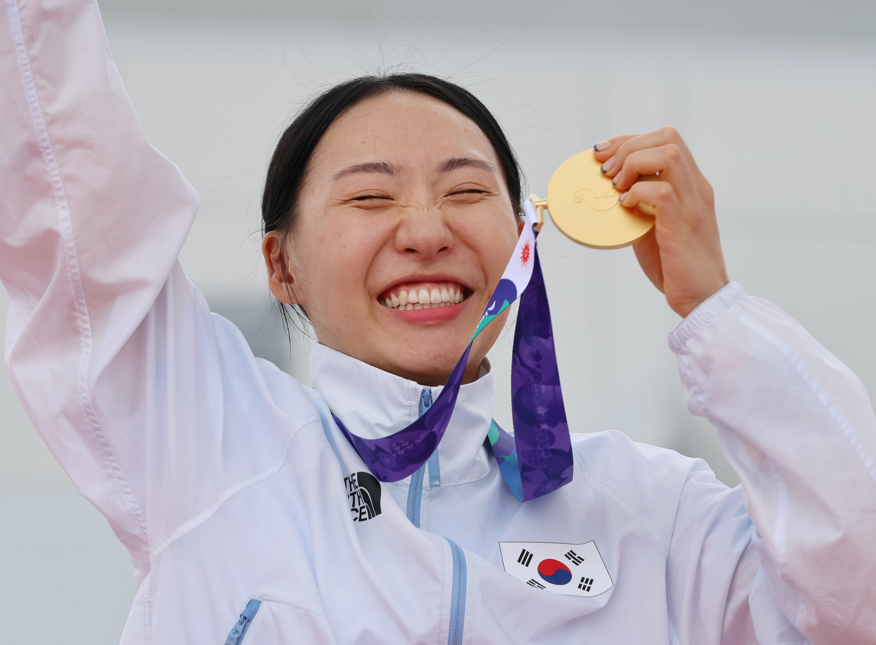 '두 팔 번쩍!' 손가락으로 '숫자 1'표시→피니시 통과한 성승민 "1등이다!"란 생각으로...'최초' 타이틀도 얻었다