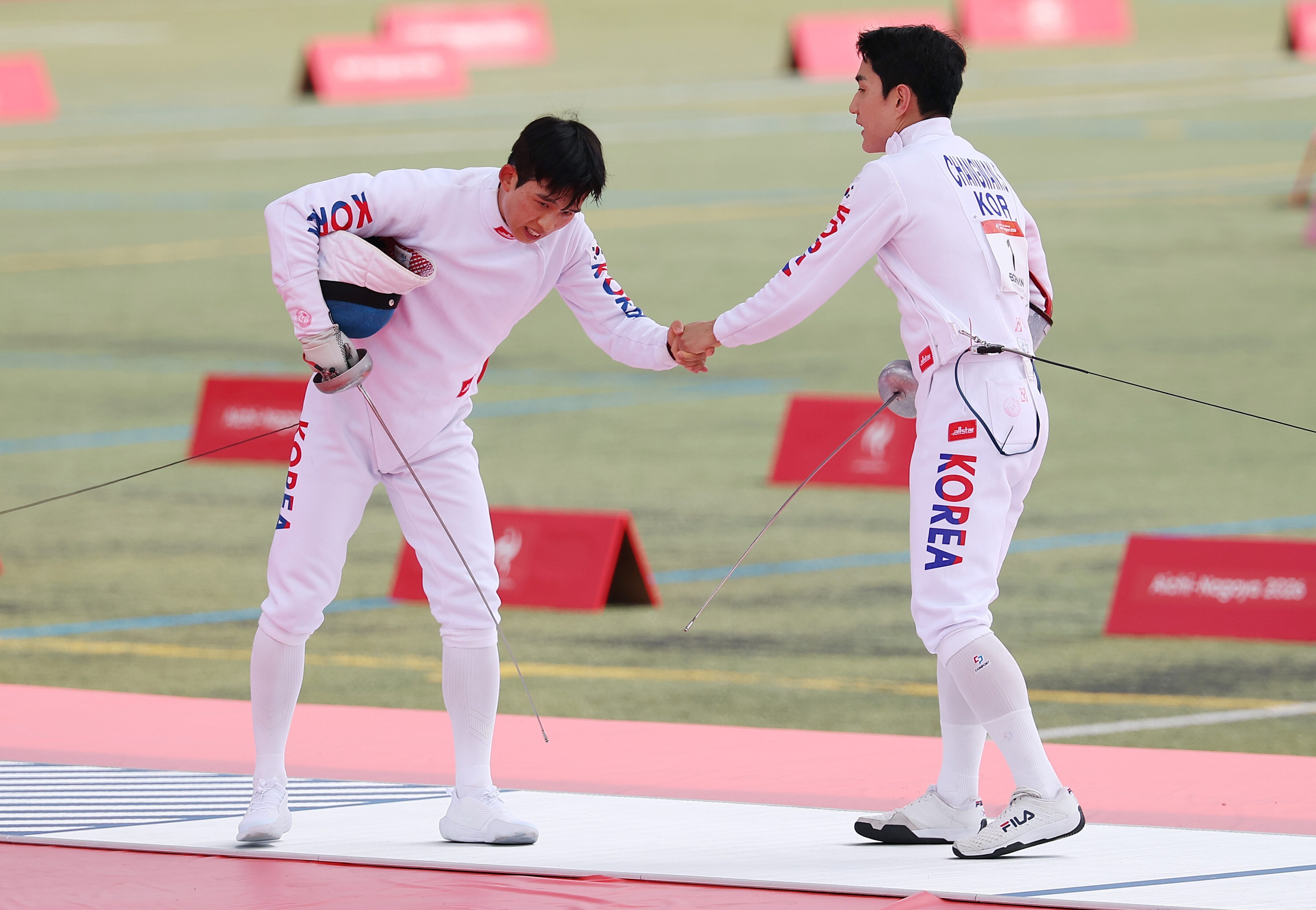 ▲ 전웅태-서창완-이종현이 합을 맞춘 한국 남자 근대5종 대표팀은 20일 일본 아이치현 안조 스포츠파크에서 열린 2026 아이치·나고야 아시안게임 남자 단체전에서 금메달을 목에 걸었다. ⓒ 연합뉴스