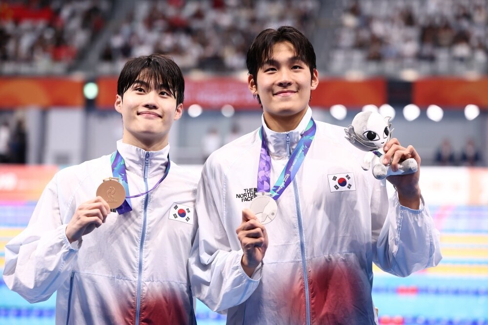 ▲ 황선우(왼쪽)과 김영범(오른쪽) 2026 아이치·나고야 아시안게임 남자 자유형 100m에서 각각 동메달과 은메달을 목에 걸었다. ⓒ연합뉴스