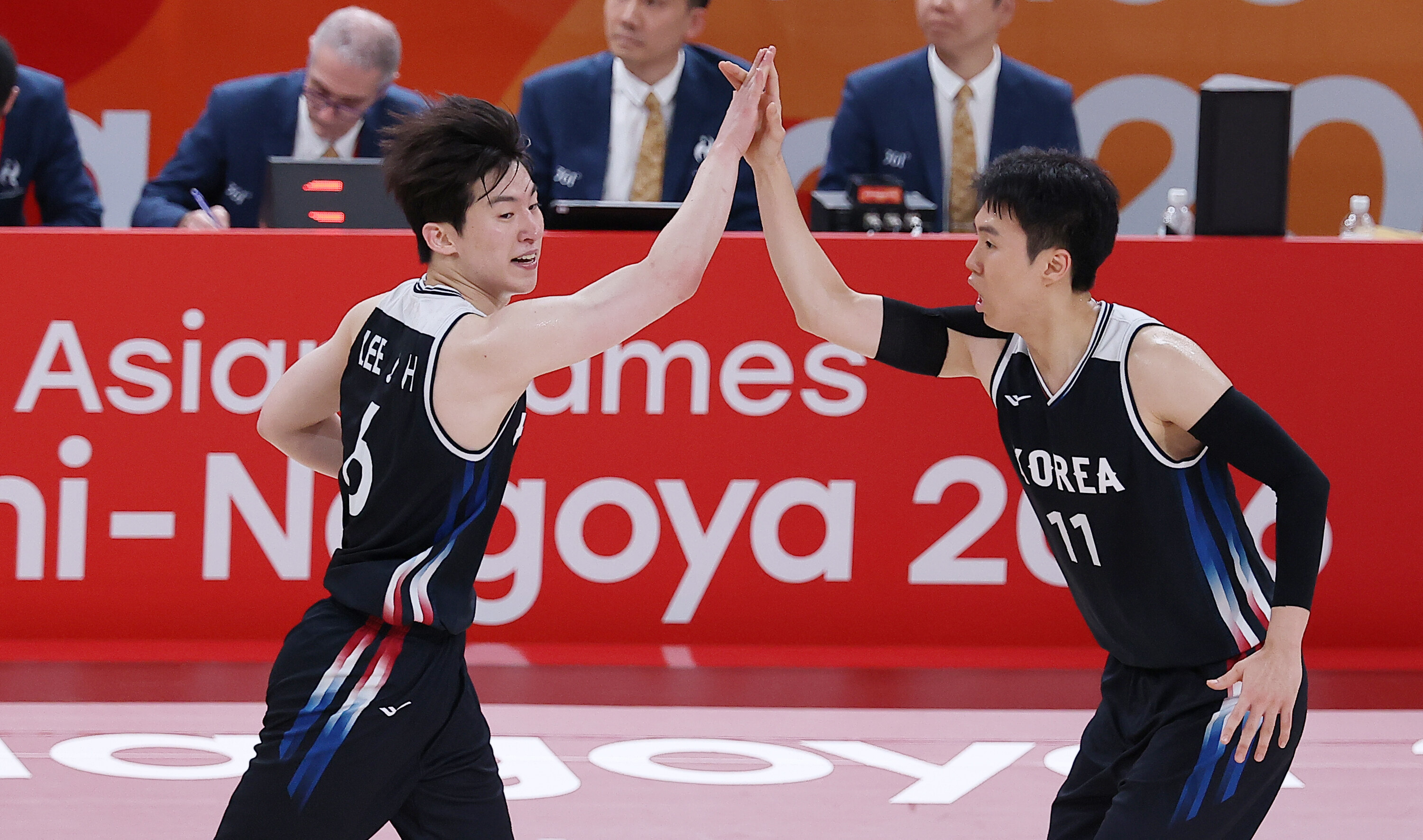 '일본 땅에서 애국가가 울려 퍼집니다!' 한국 농구, 12년 만에 정상 찍었다!... 67-57로 日 꺾고 금메달 획득