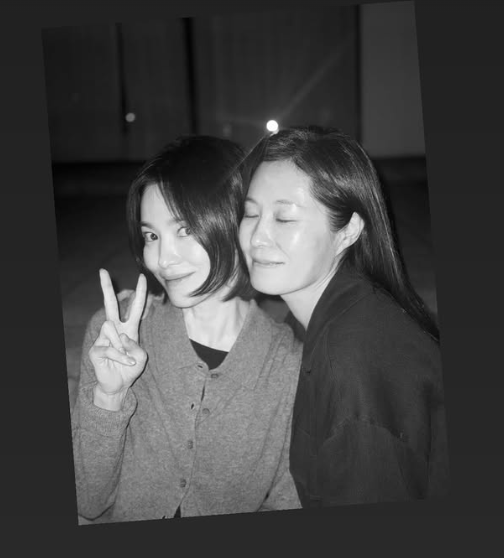 "여전히 끈끈한 인연"… 송혜교, 강동원·문소리와 사적 모임 포착