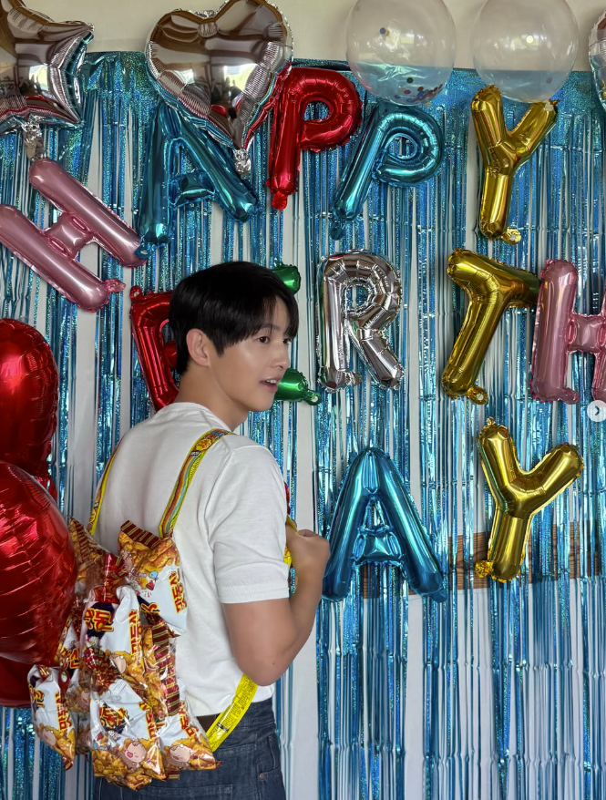 '애 둘 아빠'의 위엄... 송중기, 과자 가방 메고 맞은 41번째 생일