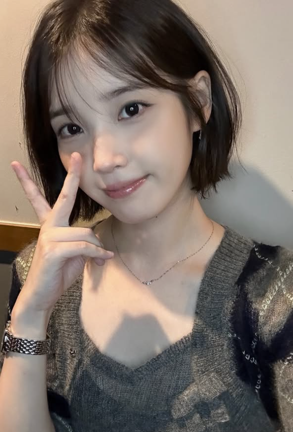"33세 나이 역주행?"… 아이유, 단발머리 변신+무결점 셀카로 경신한 '동안 리즈'