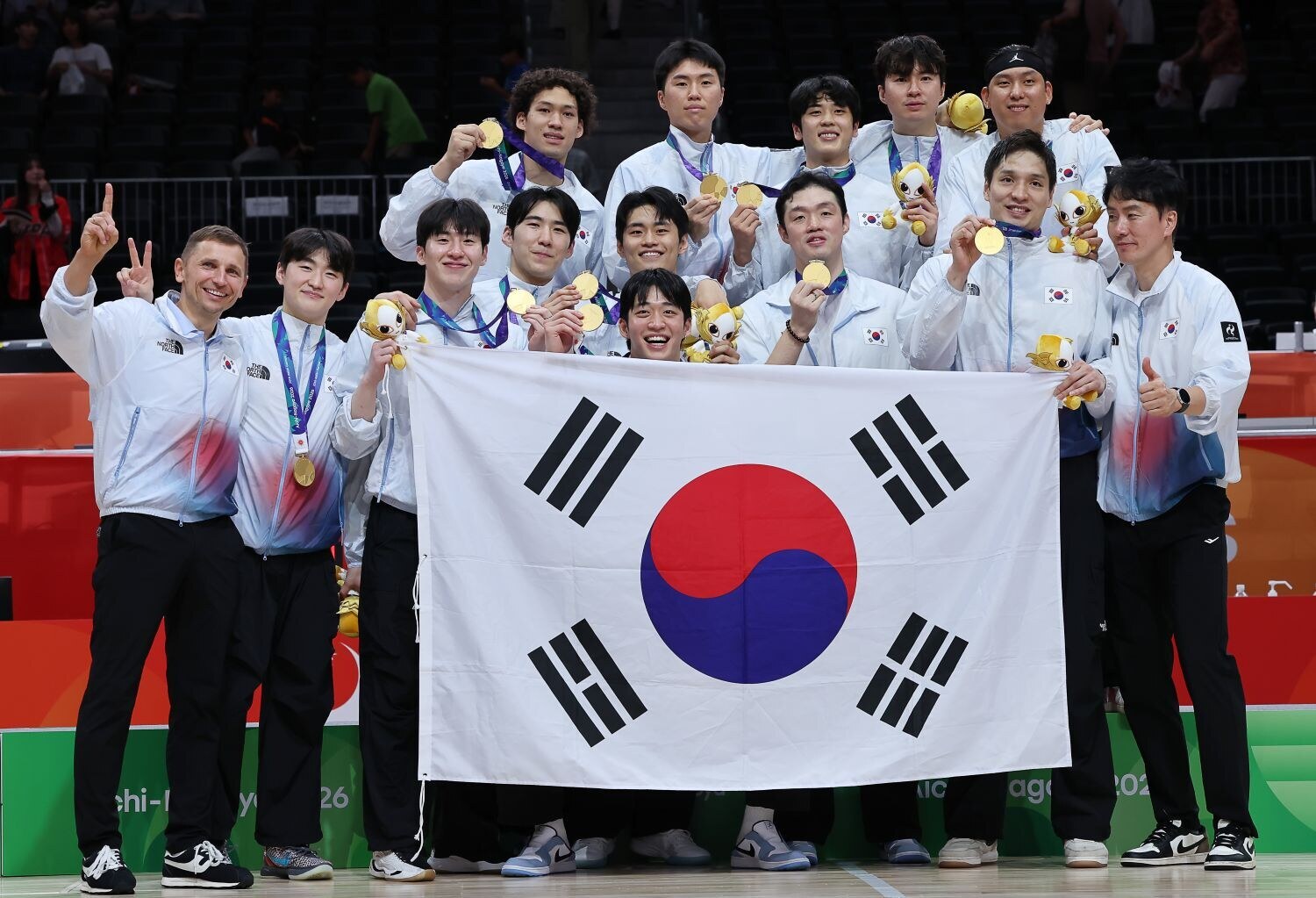 ▲ 결승에서 일본을 꺾고 2014년 인천 대회 이후 첫 금메달의 감격을 맛본 남자 농구 대표팀 ⓒ연합뉴스