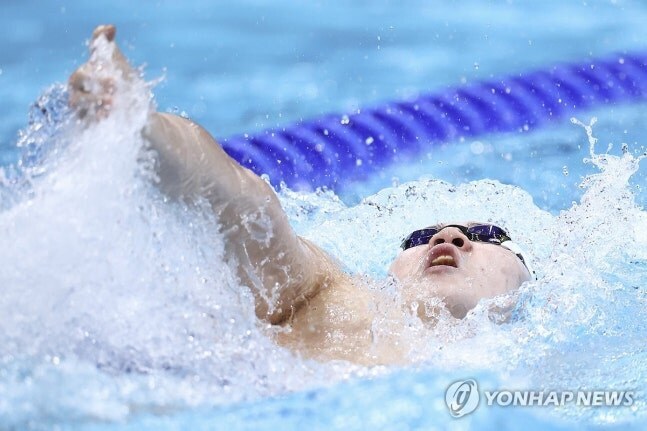 윤지환 이렇게 빨랐나! '亞 신기록' 쉬자위와 고작 0.10초 차…전체 2위로 남자 배영 결선행→이주호는 12위 탈락