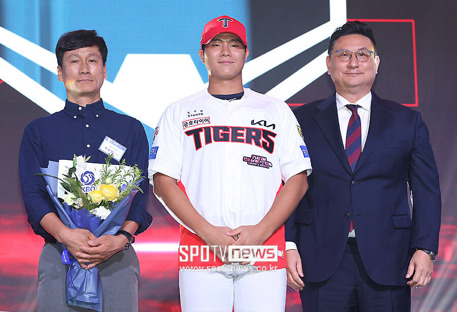 [포토S] 전체 3순위로 KIA에 지명된 경남고 이호민