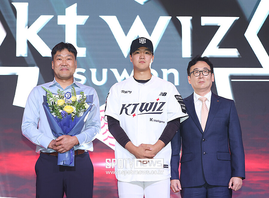 [포토S] 전체 5순위로 KT에 지명된 유신고 이승원