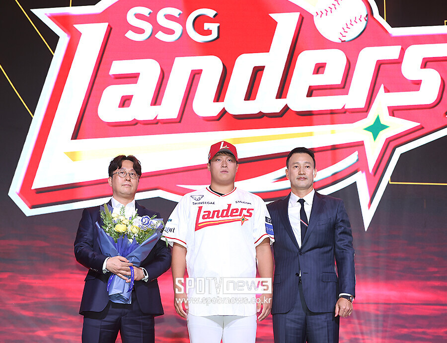 [포토S] 전체 8순위로 SSG에 지명된 마산고 이윤성