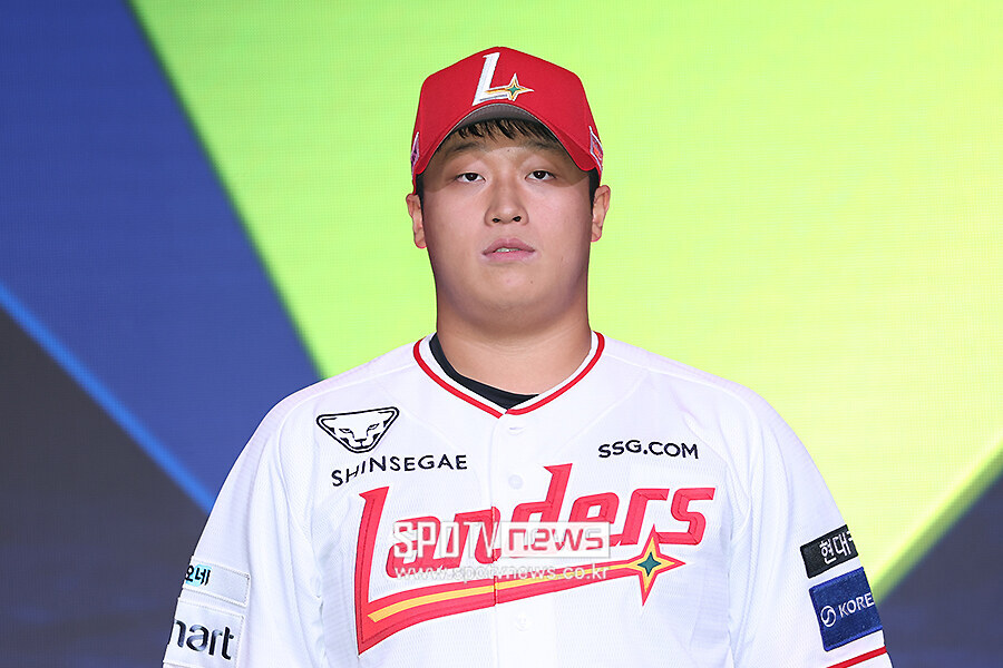 [포토S] SSG에 지명된 마산고 이윤성, "최고의 좌완 투수가 되겠습니다"