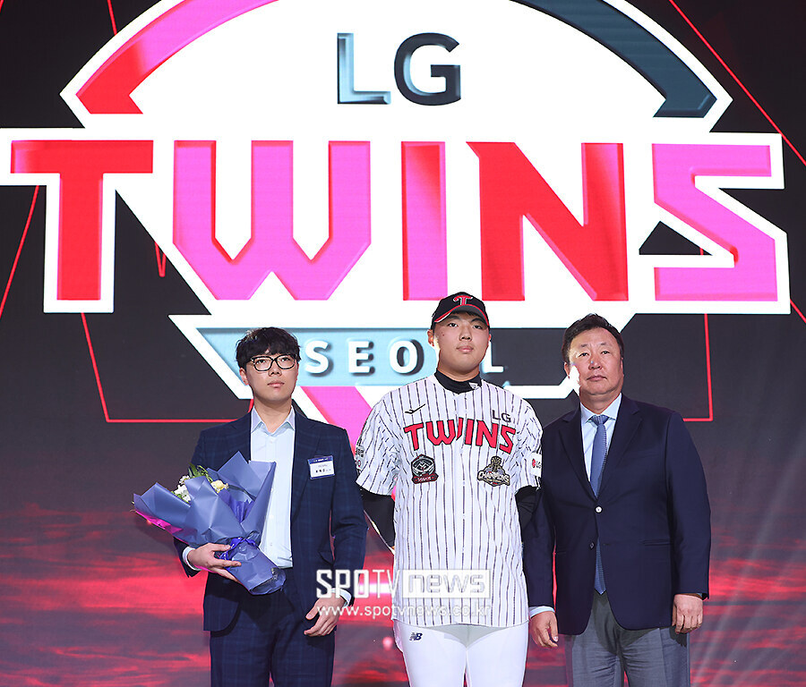 [포토S] 전체 10순위로 LG에 지명된 인창고 투수 윤예성