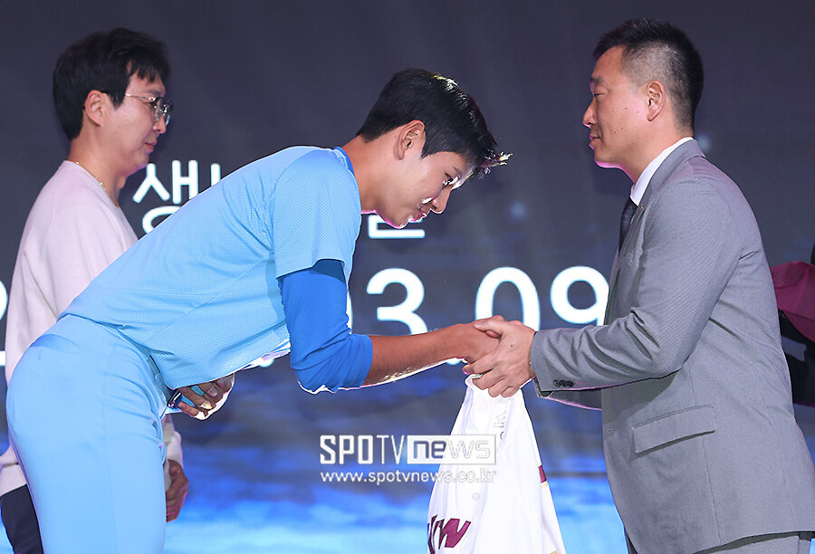 [포토S] 허승필 단장과 악수하는 하현승