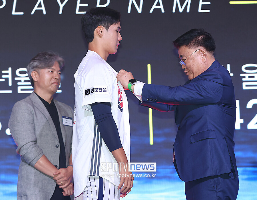 [포토S] 서울고 김지우에게 두산 유니폼 입혀주는 김태룡 단장