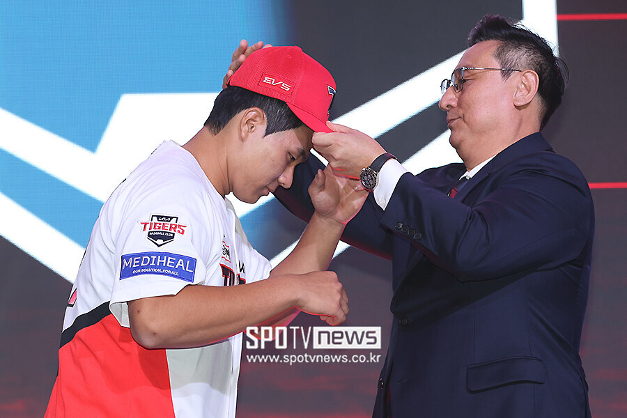 [포토S] KIA 모자 쓰는 경남고 이호민