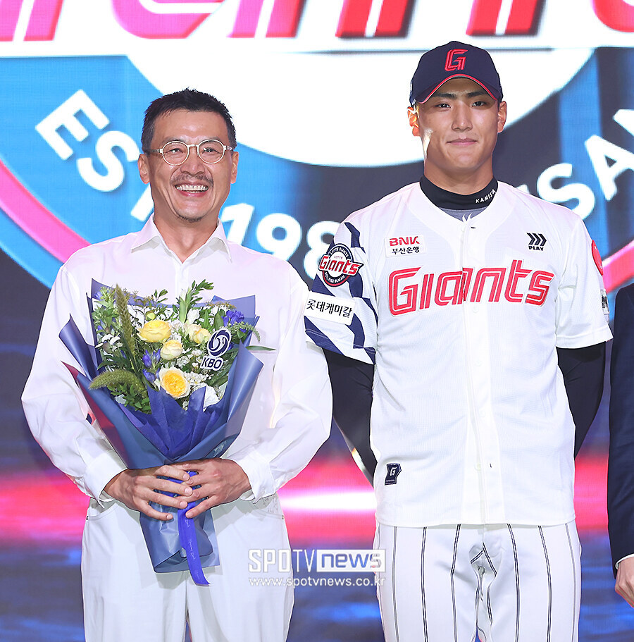 [포토S] 롯데 지명된 박근서, '기뻐하는 아버지와 함께'