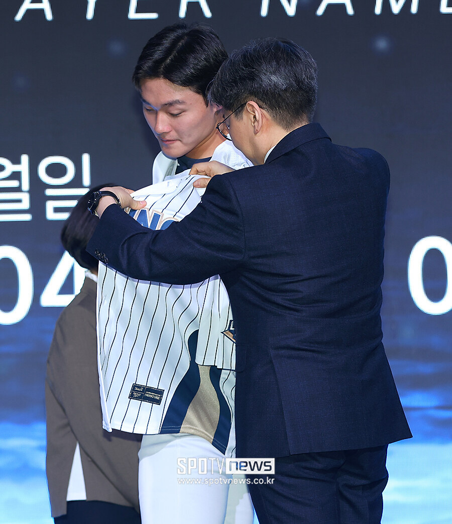 [포토S] NC 유니폼 입는 경남고 박보승