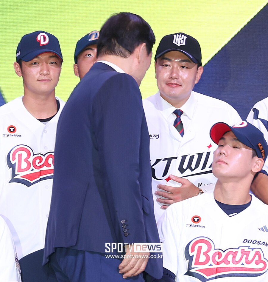 [포토S] 허구연 총재와 인사하는 최지만