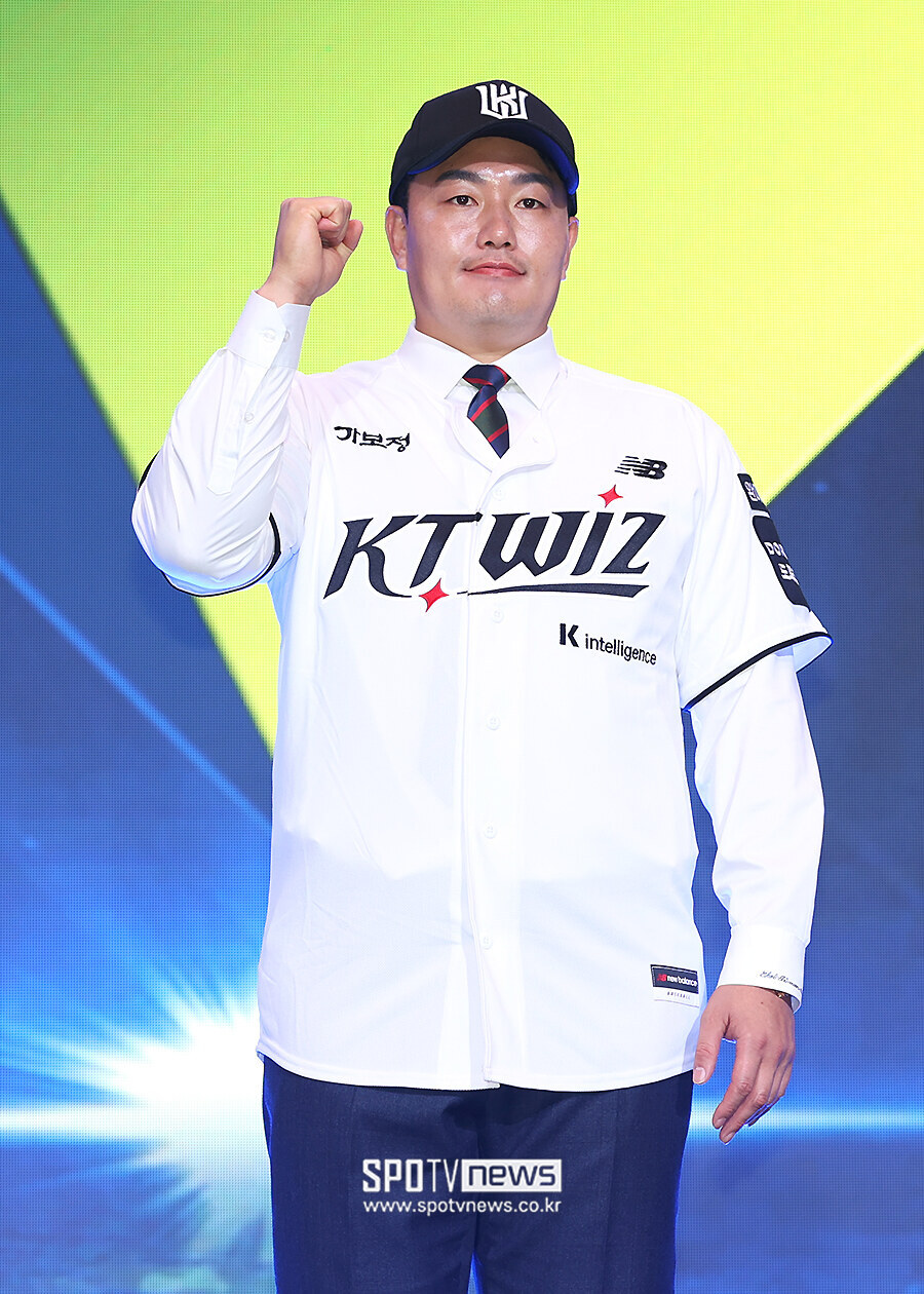[포토S] 최지만, 'KT 유니폼 입고 파이팅'