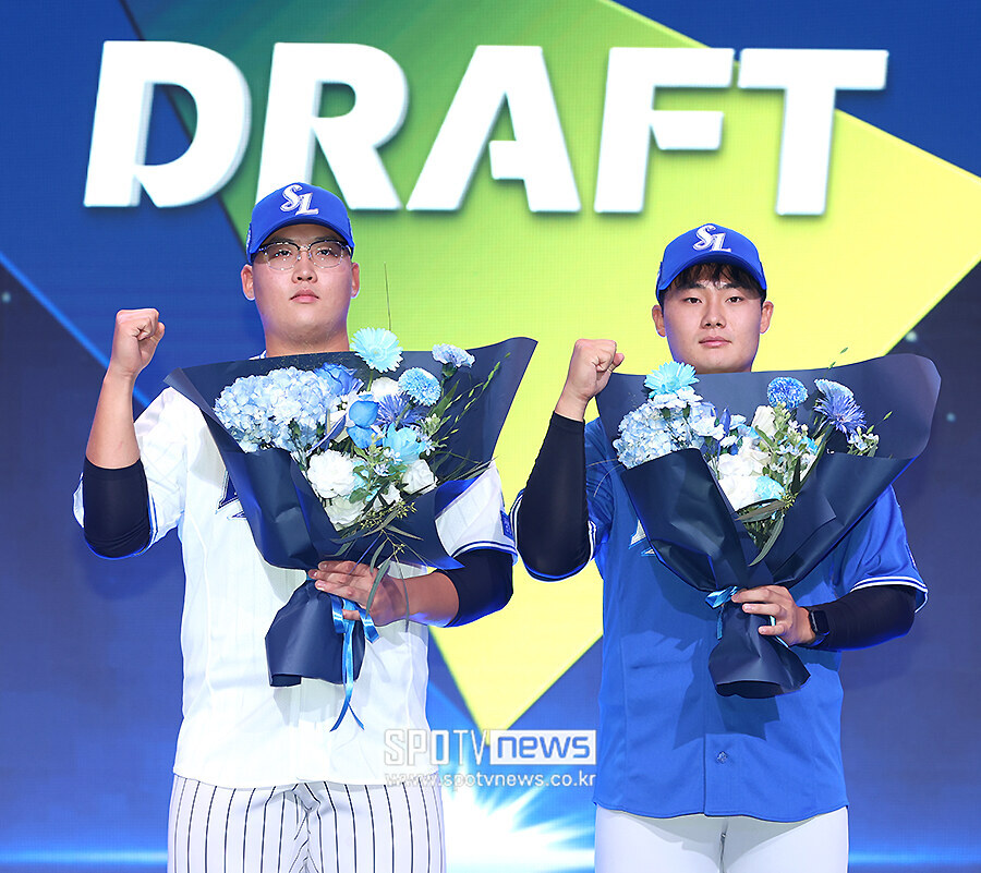 [포토S] 삼성 신인, '블루 꽃다발 들고'