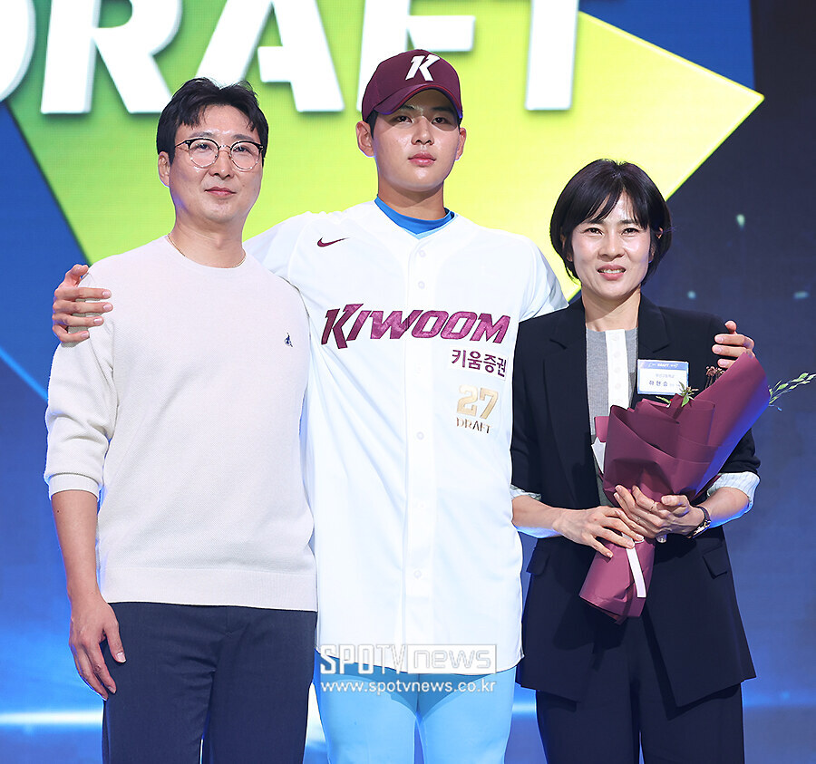 [포토S] '전체 1순위 키움행' 하현승, '사랑하는 부모님과 함께'