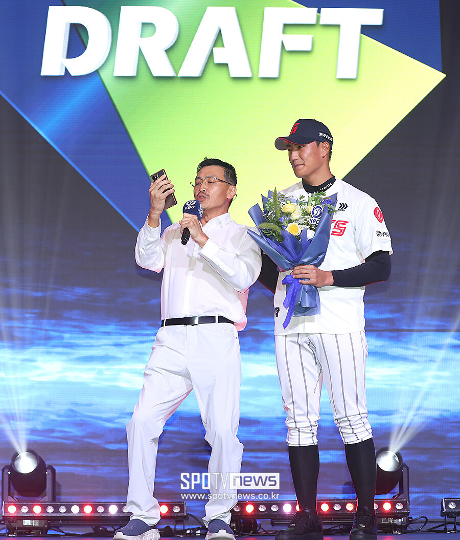 [포토S] 라밤바 열창하는 박근서 아버지, '아들, 롯데 입단 축하한다'