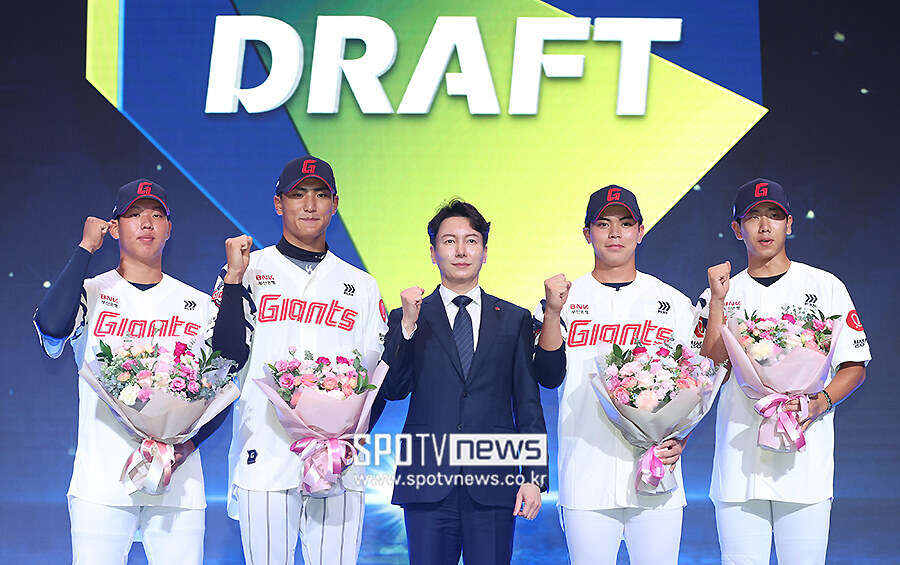 [포토S] 롯데 신인, '박준혁 단장과 함께'