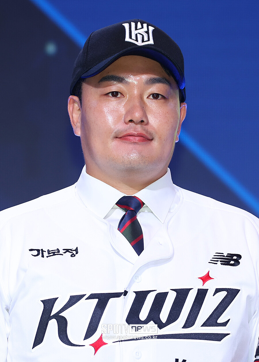 [포토S] 최지만, 'KT 유니폼 잘 어울리죠?'